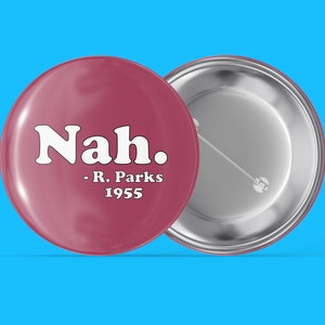 Peut inclure: Un bouton rose avec le texte "Nah. - R. Parks 1955" en blanc.