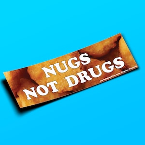 Nugs Not Drugs - Adesivo per paraurti o magnete 10" x 3" - Impermeabile - Resistente ai raggi UV/graffi