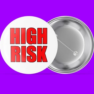 Alto riesgo - Rojo y blanco - Botón trasero de pasador hecho a mano