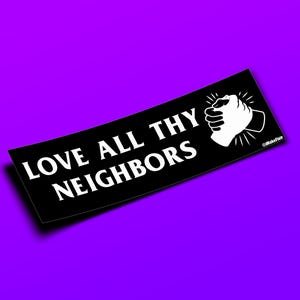 Ama tutti i tuoi vicini - Adesivo per paraurti o magnete 10" x 3" - Impermeabile - Resistente ai raggi UV/graffi