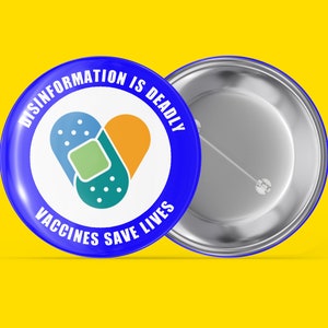 Könnte beinhalten: Blauer Knopf mit dem Text "Falschinformationen sind tödlich, Impfstoffe retten Leben" und einer Grafik von zwei Pflastern, die ein Herz bilden.