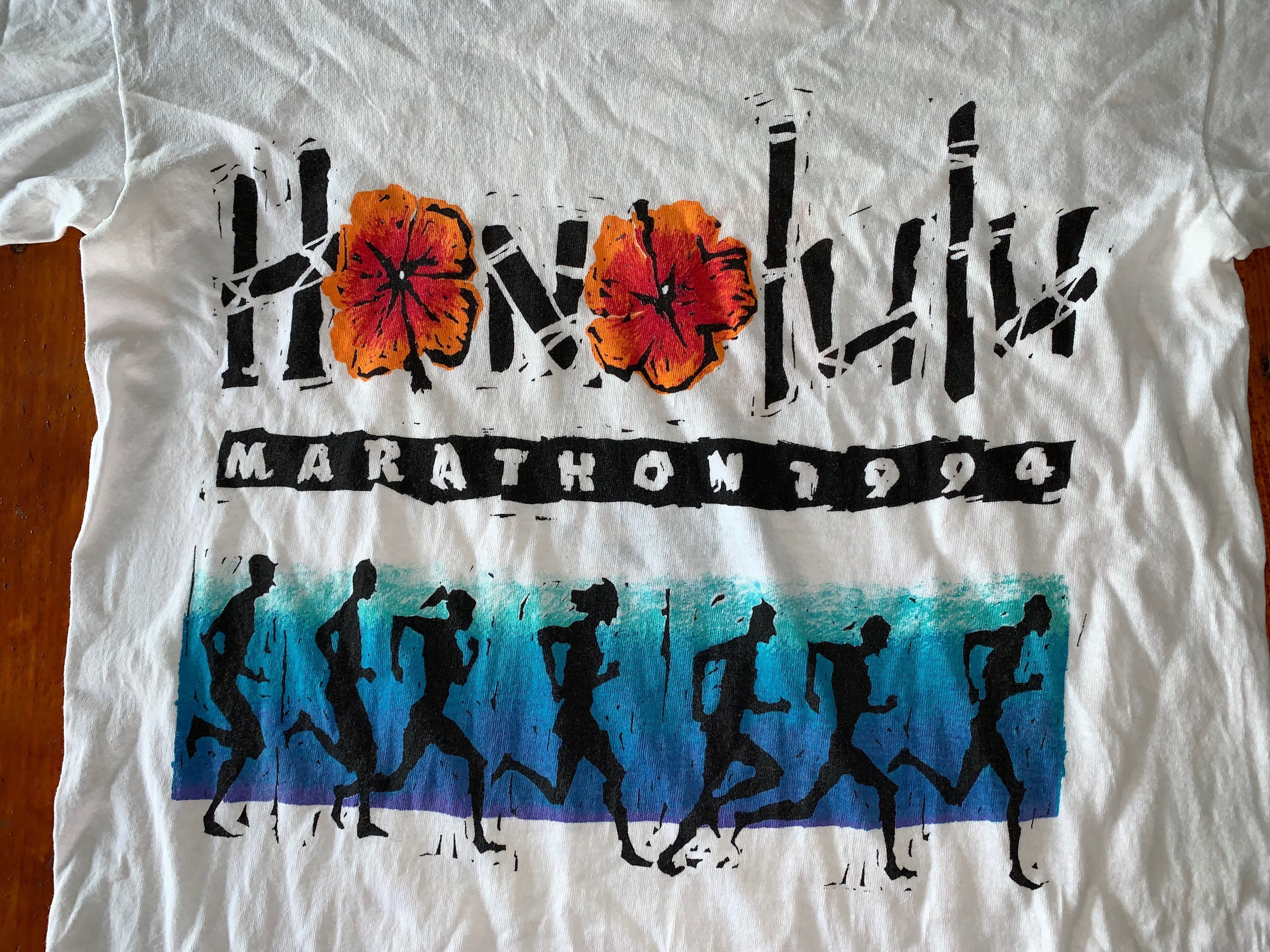 海外限定品★国内配送【Nike】ロゴ Repeat Tape Tシャツ NIKE リピートテープロゴ 半袖 Tシャツ 送関込 Tシャツ・カットソー