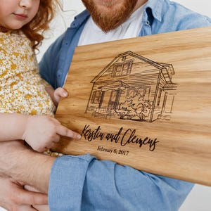 Personalisiertes Schneidebrett, individuelles Foto für Haus-Skizze, personalisiertes Architektur-Porträt, einzigartiges Geschenk für Makler, Hartholz mit Gravur Bild 1