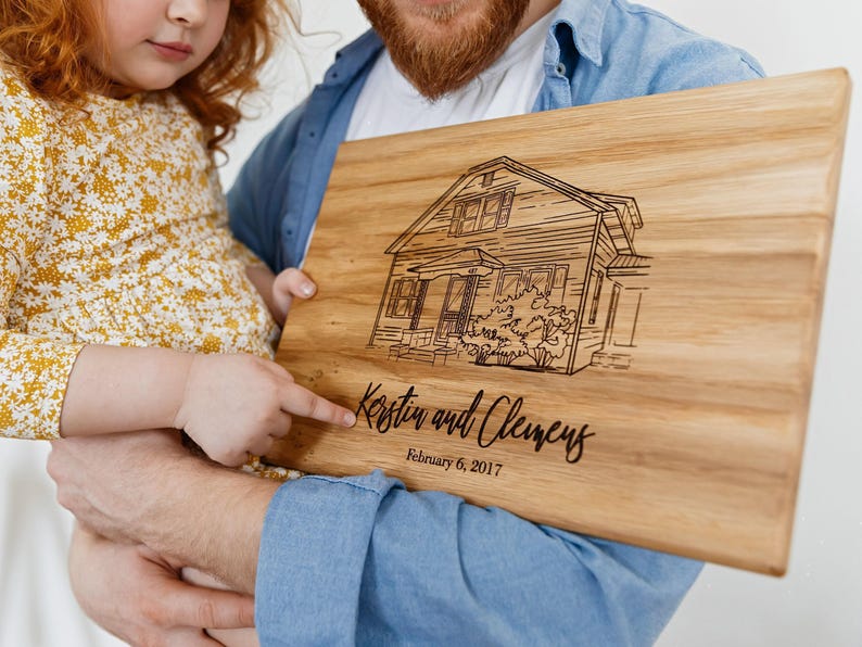 Personalisiertes Schneidebrett, individuelles Foto für Haus-Skizze, personalisiertes Architektur-Porträt, einzigartiges Geschenk für Makler, Hartholz mit Gravur Bild 1