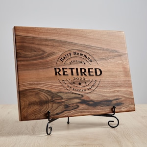 Tabla de cortar personalizada: regalo de jubilación único para compañeros de trabajo o profesores, tabla de nogal grabada, regalo personalizado para abuelos.