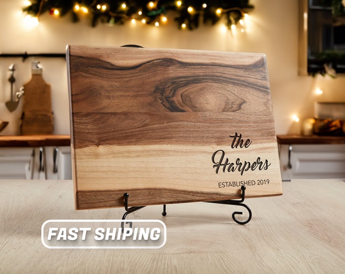 Gepersonaliseerde houten aangepaste snijplank voor familiecadeau Gegraveerde walnoot of eiken snijplank voor bruiloft of housewarming