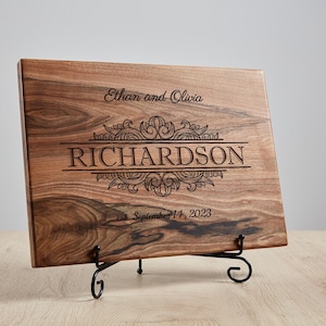 Planche à découper personnalisée gravée - Cadeau personnalisé pour mariage ou baby shower
