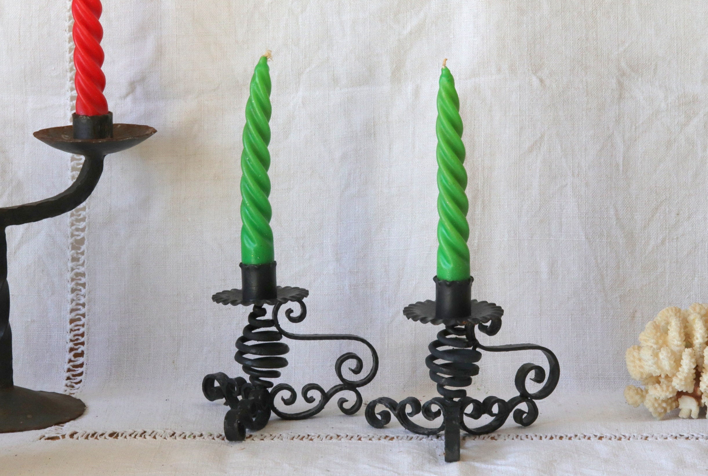 Petits Bougeoirs en Fer Forgé Vintage, Chandeliers Revival Espagnols, Design Tourbillon Métal Des An