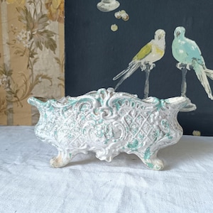 Antieke Franse gietijzeren plantenbak: rococo decor, groen en wit, jaren 1900