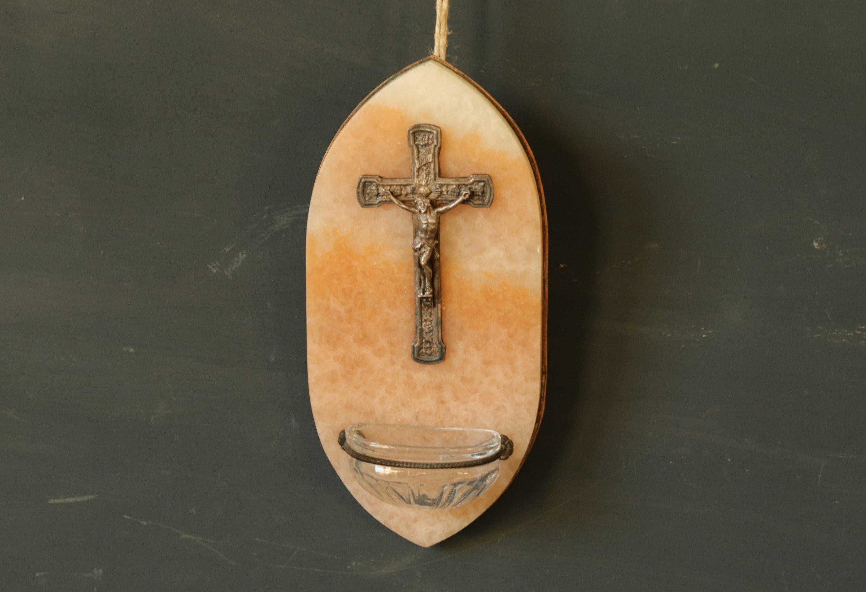 Français Antique Pink Marble Stoup avec Crucifix en Métal, Police d'eau Bénite Des Années 1900 Stoup