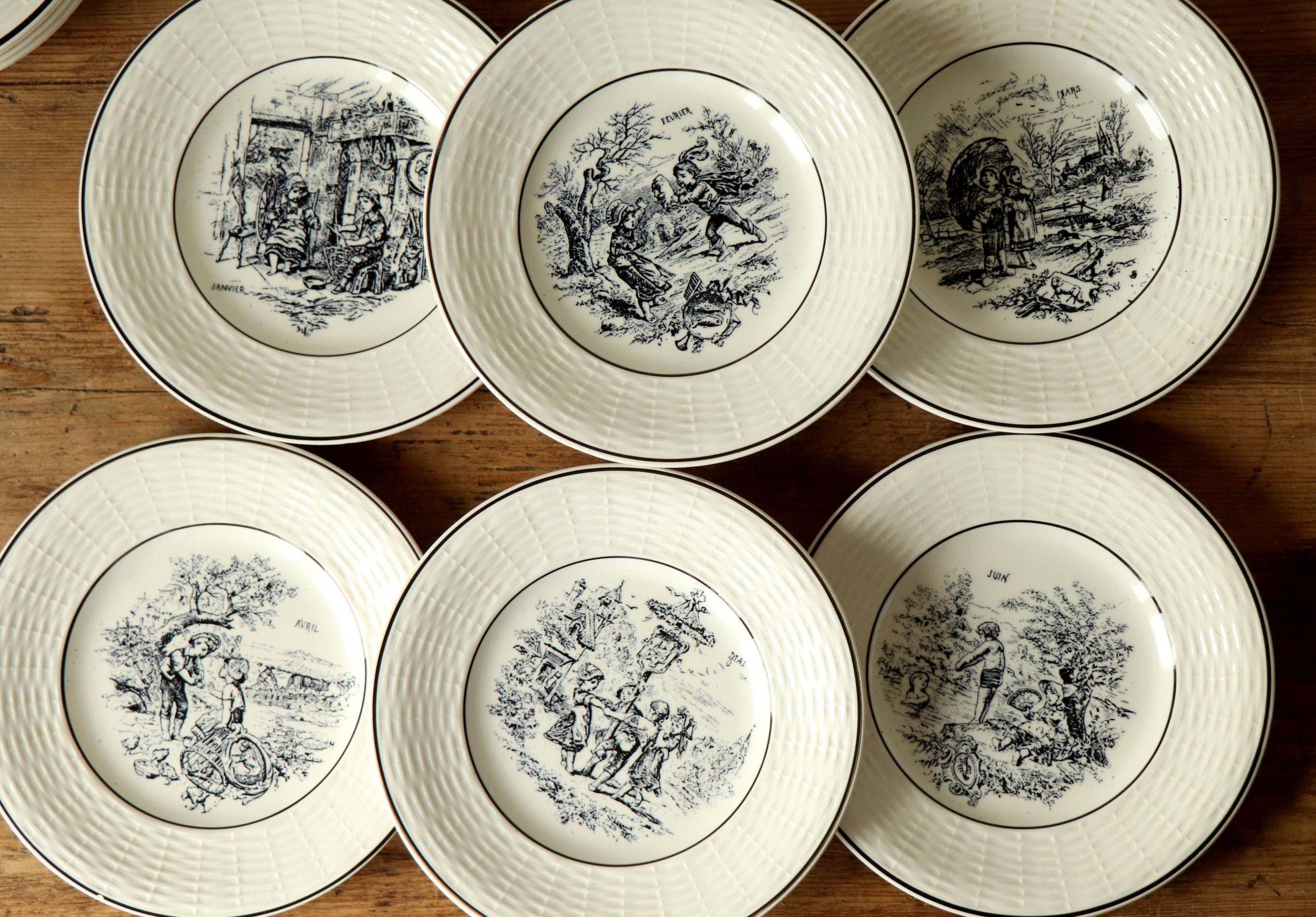 Assiettes à Dessert en Faïence Digoin Antiques avec 12 Mois, Décor Rustique Des Années 1900 et Saiso