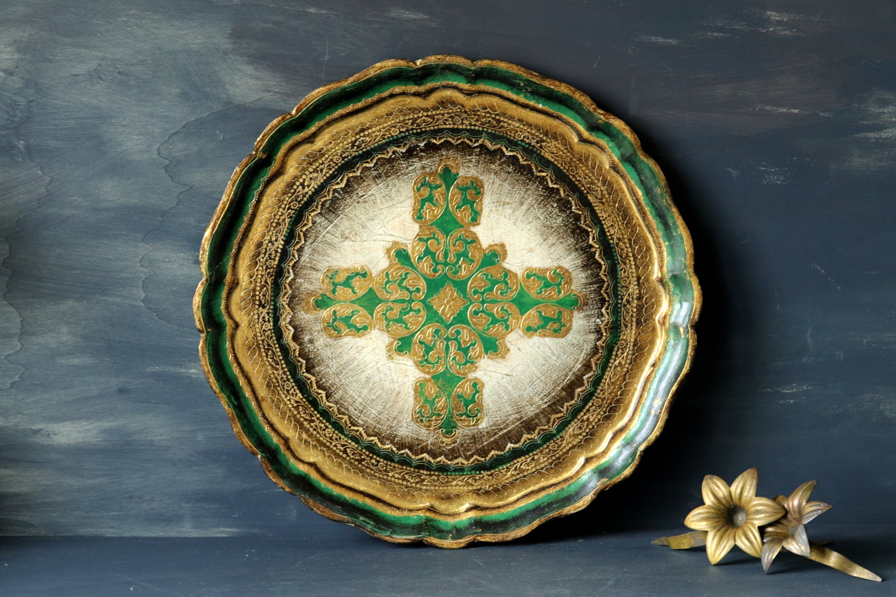 Plateau Vénitien Circulaire Vintage avec Décor Vert et Or Jante Festonnée, Plateau Rond Florentin De