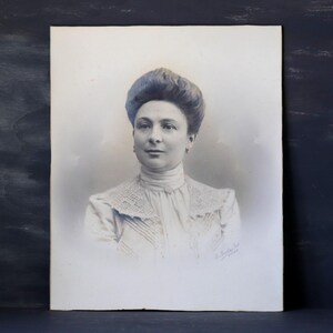 Gran fotografía de una mujer francesa de la década de 1900, retrato antiguo original en blanco y negro sobre cartón