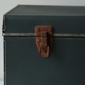 Estuche de cartón verde vintage, caja de almacenamiento para aspiradora de los años 50, baúl de juguetes retro, revistero rústico