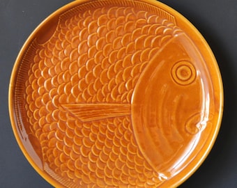 2 Vintage Geprägte Fisch Dekor Ocker Teller, 1980er Jahre portugiesische Steingut Fisch Teller