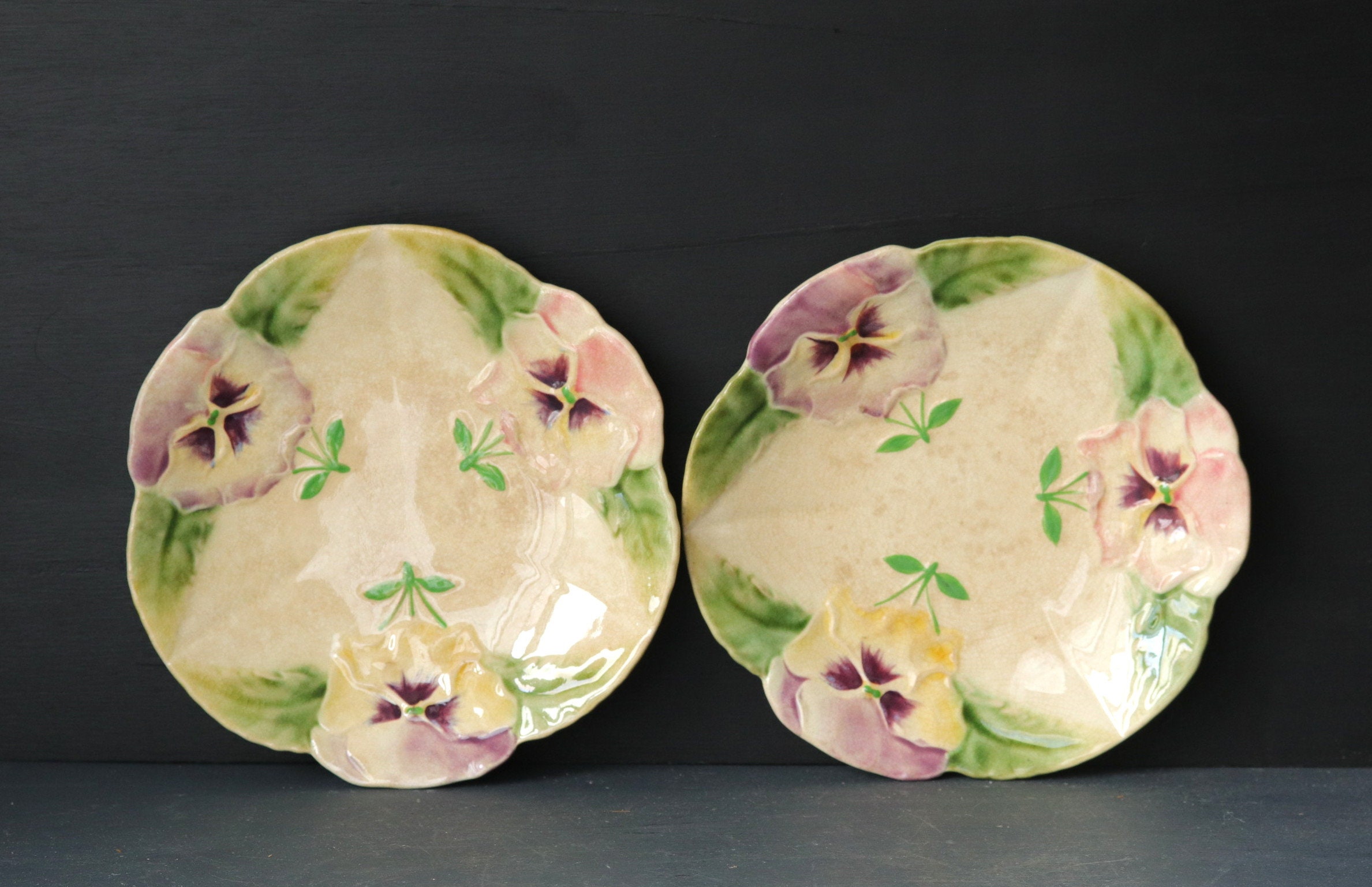 Français Antique Choisy Le Roi Assiettes Dessertes avec Décor de Fleurs Pansy, Rare Plaque Majolique