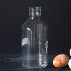French Vintage PYREX Laboratory Bottle, Graduated Glass, 1950s Chemistry Flask, Old Apothecary Decor, Steampunk, Stem Vase, Boho Minimalist
