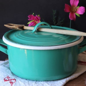 Vintage groen geëmailleerde kookpot met deksel: Frans retro keukengerei