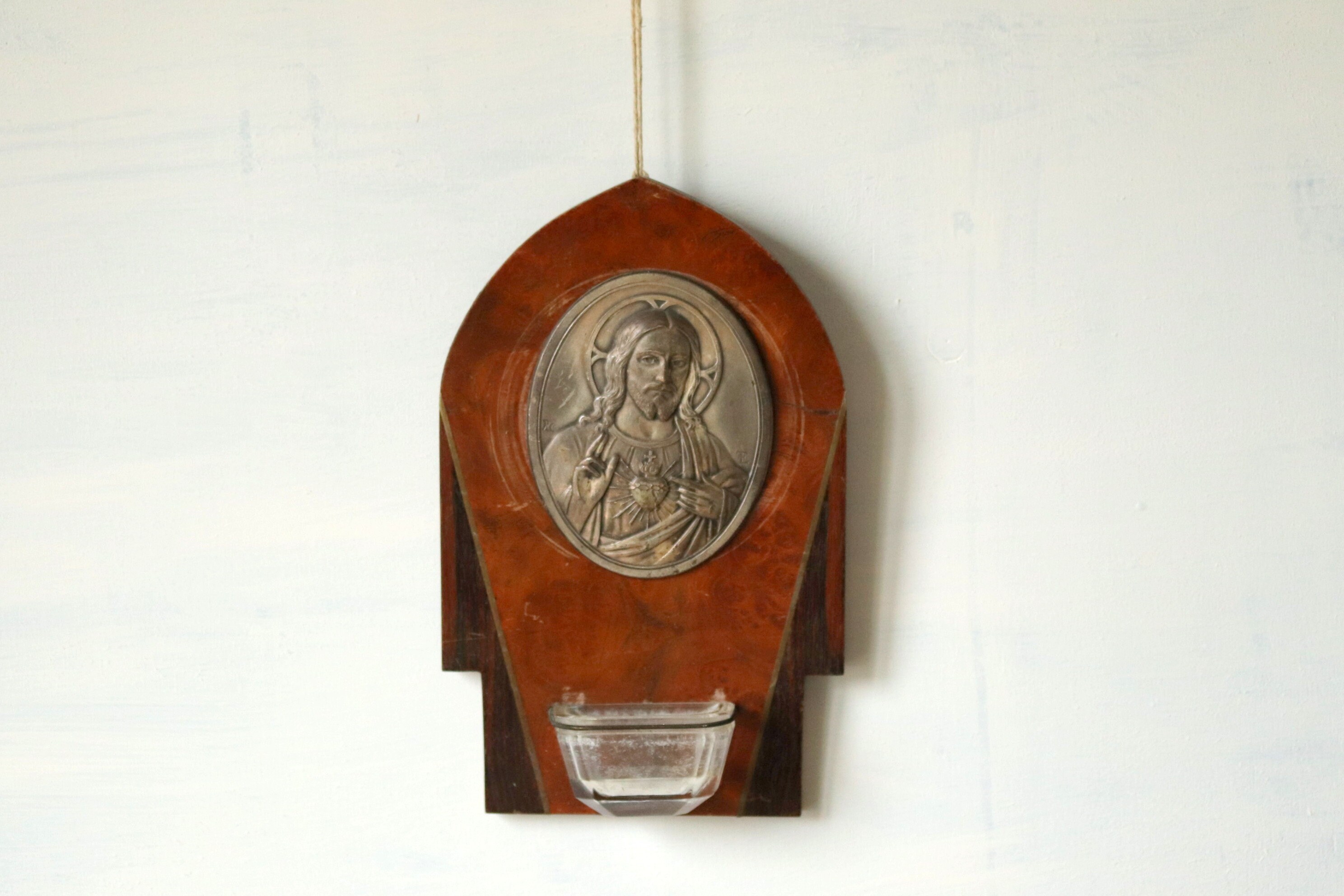 Français Vintage Marble Holy Water Font avec Le Sacré-Cœur de Jésus, Portrait Ovale Du Christ en Mét