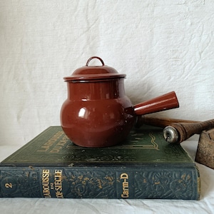 French vintage enamelware cooking pot with lid, small 1950s brown enamel campfire stewpot with handle, rustic kitchen decor