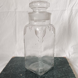 Tarro de vidrio grande antiguo francés con tapa moldeada, tarro de galletas de vidrio en relieve de la década de 1900 en estilo Art Nouveau, decoración de una antigua tienda de comestibles