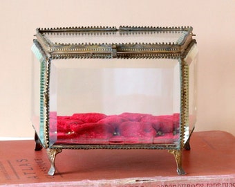 Grande boîte en verre biseauté antique avec cadre Ormolu, cercueil à bijoux Français des années 1800, boîte de mariage en verre Napoléon III avec rembourrage en velours rouge
