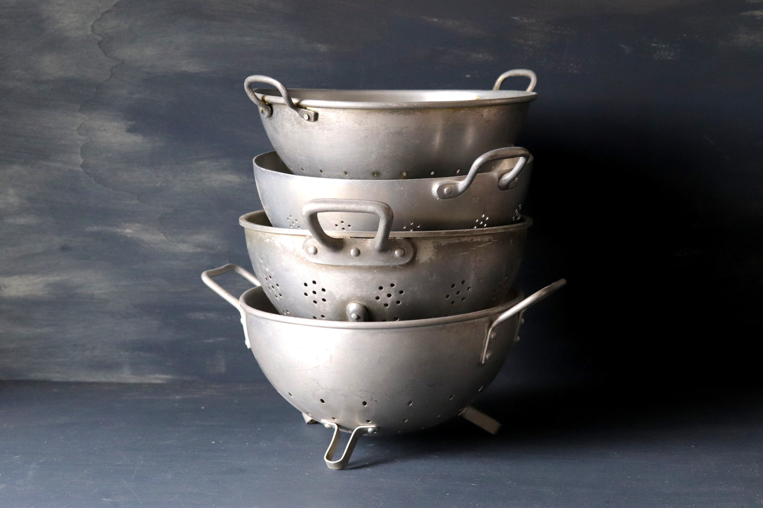 4 Français Colandres en Aluminium Vintage, Collection Instantanée de Passoires Cuisine Rustiques