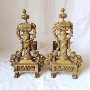 Paar Franse antieke bronzen haardbokken in Lodewijk XVI-stijl, decor van chateau open haard 1800