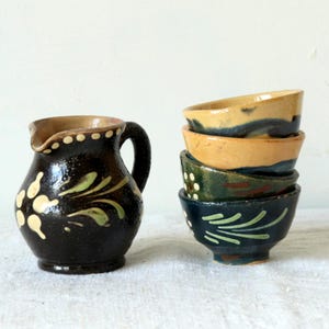Jarro e tigelas de cerâmica vintage francesa em miniatura: Soufflenheim Ceramic Dinette