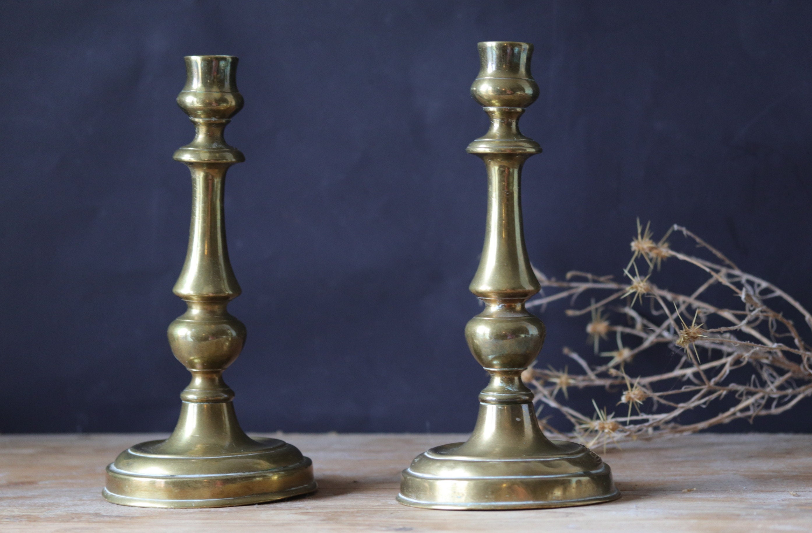 Bougeoirs en Laiton Français Anciens, Chandeliers Victoriens, Décor de Cheminée, Éclairage Romantiqu