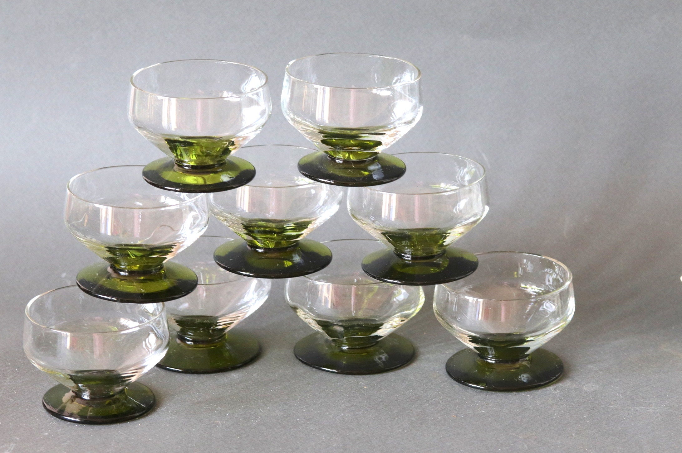 Verres Art Déco Shot Vintage avec Pied Vert, 9 Verres de Liqueur Français Années 1930