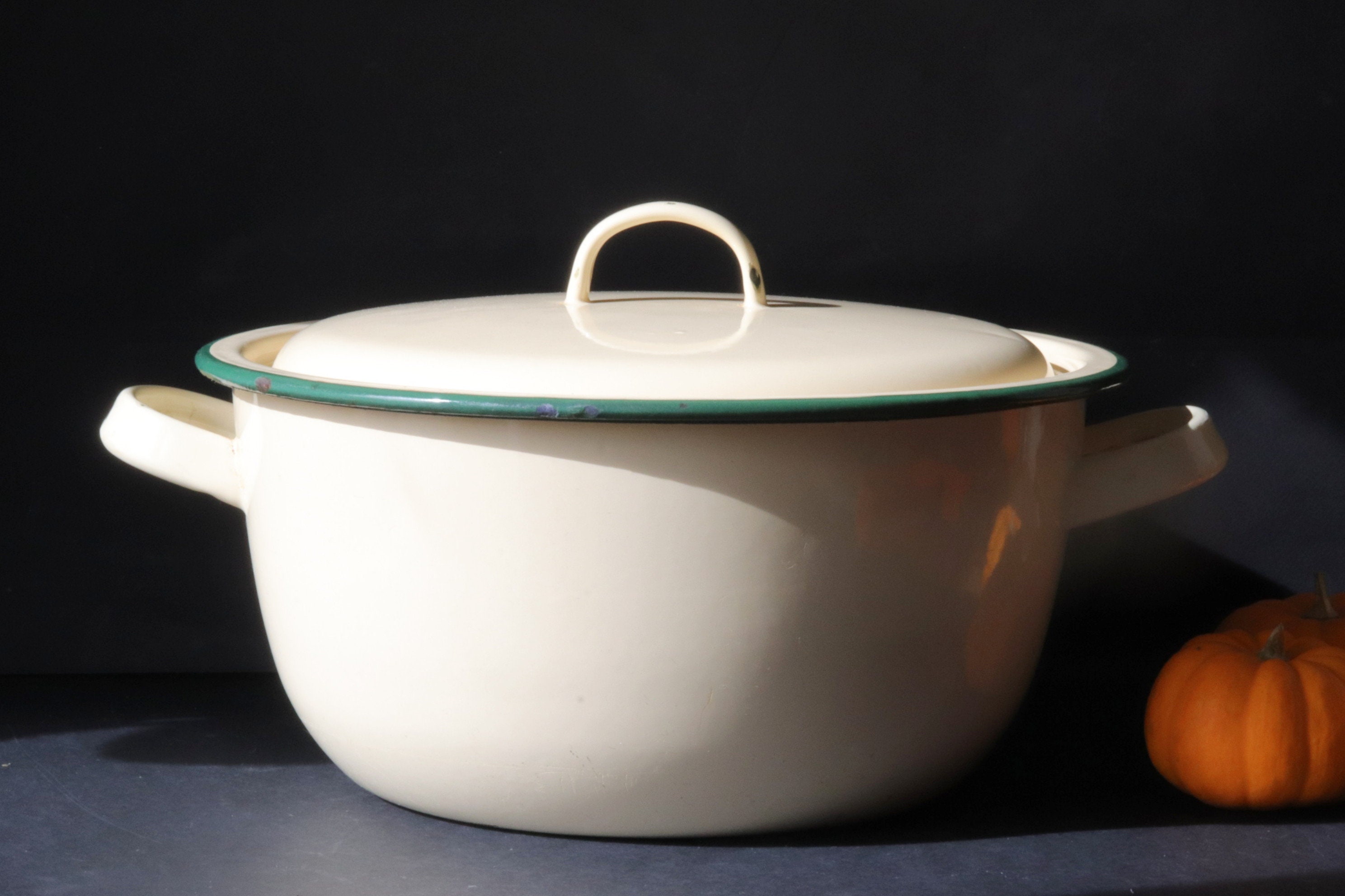 Grand Bassin en Émail Crème Vintage, Couvercle à Bords Verts, Ferme Français, Décor de Buanderie Rét