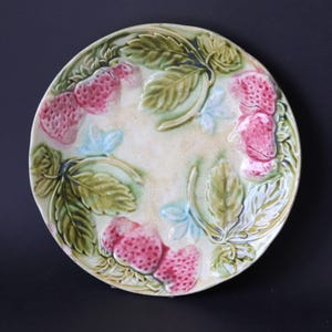 Antiker Französischer Majolica Erdbeer Kuchenteller, Orchies 1900er Jahre