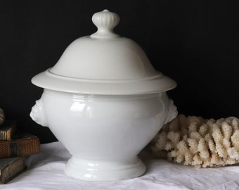 Sopera pequeña antigua blanca con tapa y asas con cabeza de león
