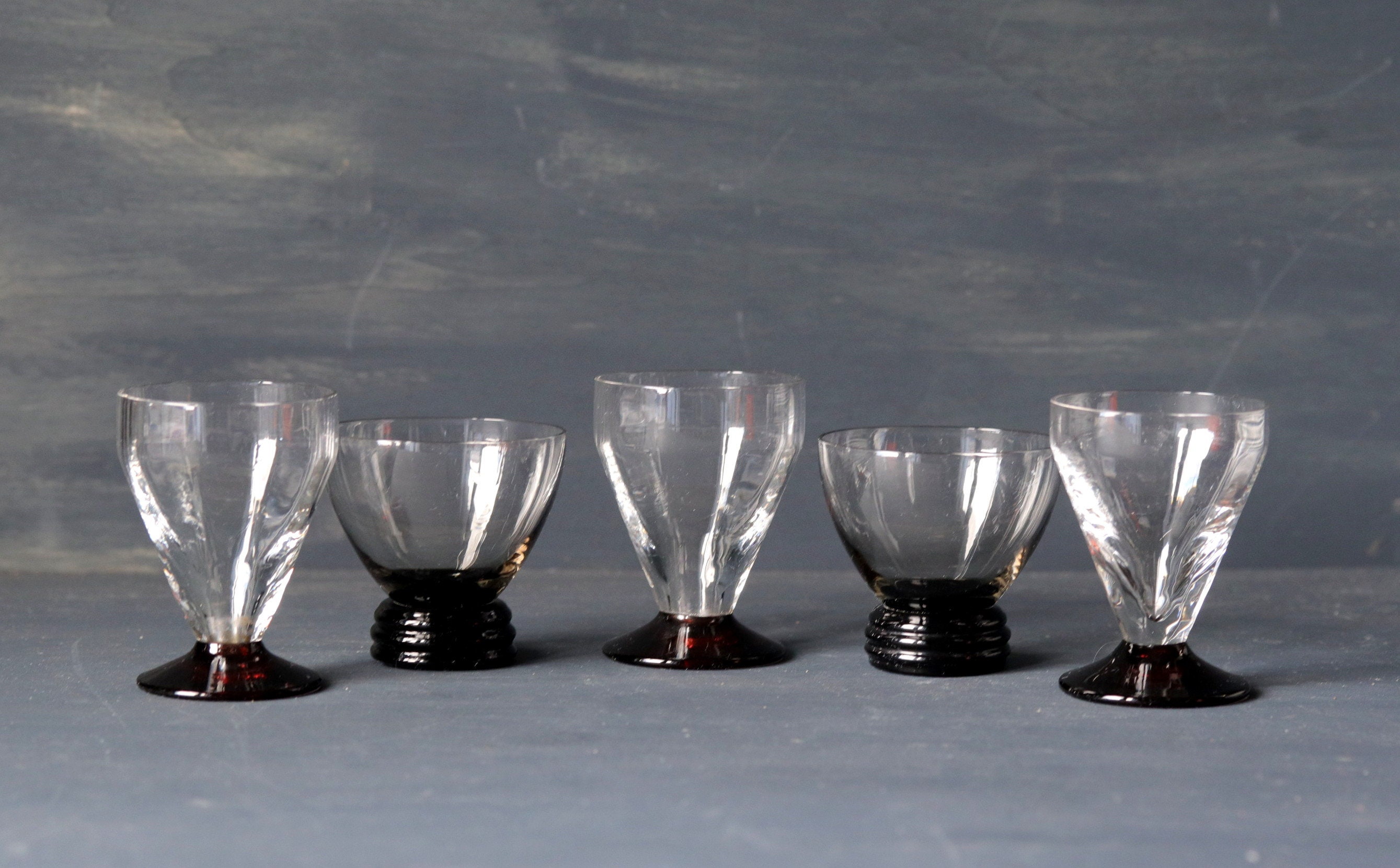 Français Vintage Mismatched Shot Glasses With Dark Foot, Set de 5 Petits Verres Art Déco