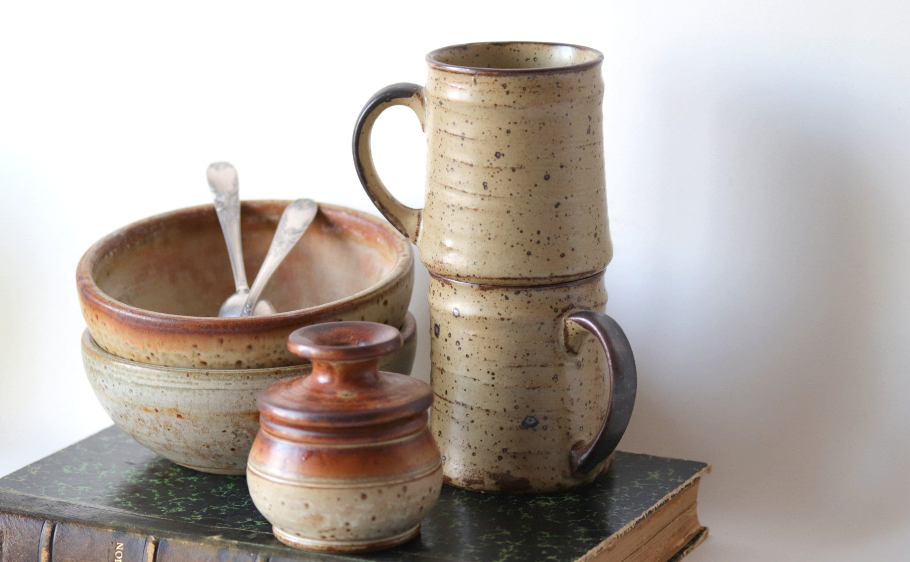 Français Vintage Speckled Stoneware Breakfast Set Pour 2, Mugs Bowls Butter Keeper, Rustique, Cuisin