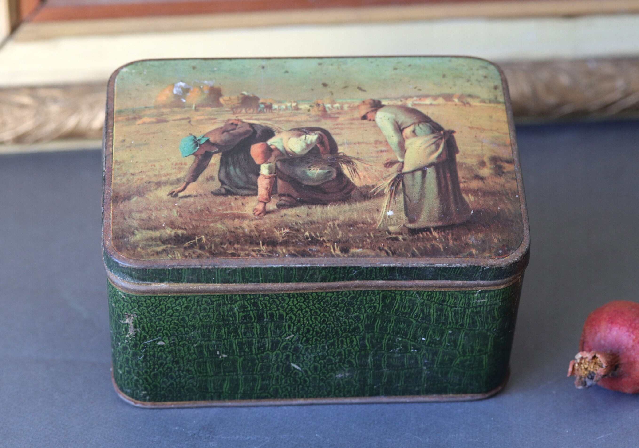 Français Vintage Tin Cookie Box avec Countryside Decor, The Gleaners Painting From Millet, 1950S Kit