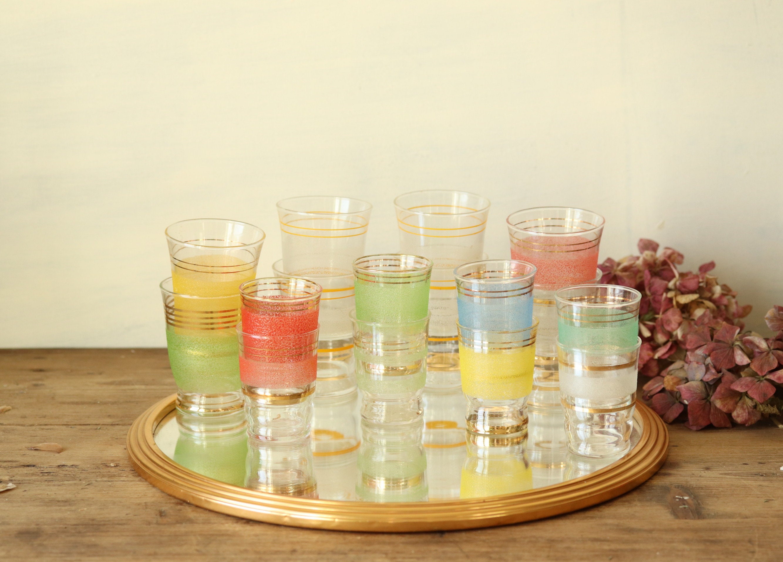 16 Français Vintage Mismatched Glasses With Colorful Frosted Strips & Gilded Lines, Ensemble de Peti