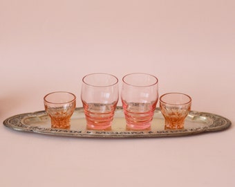 Bandeja plateada Art Déco francesa de la década de 1930 con vasos de chupito Rosaline