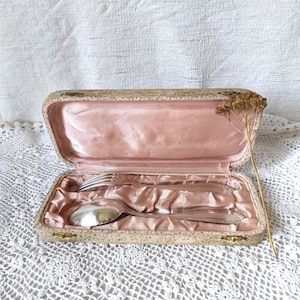 Ensemble de couverts en métal argenté des années 30 dans une boîte en carton ancienne, fourchette et cuillère ORBRILLE avec décor de style LOUIS XVI, cadeau de baptême traditionnel