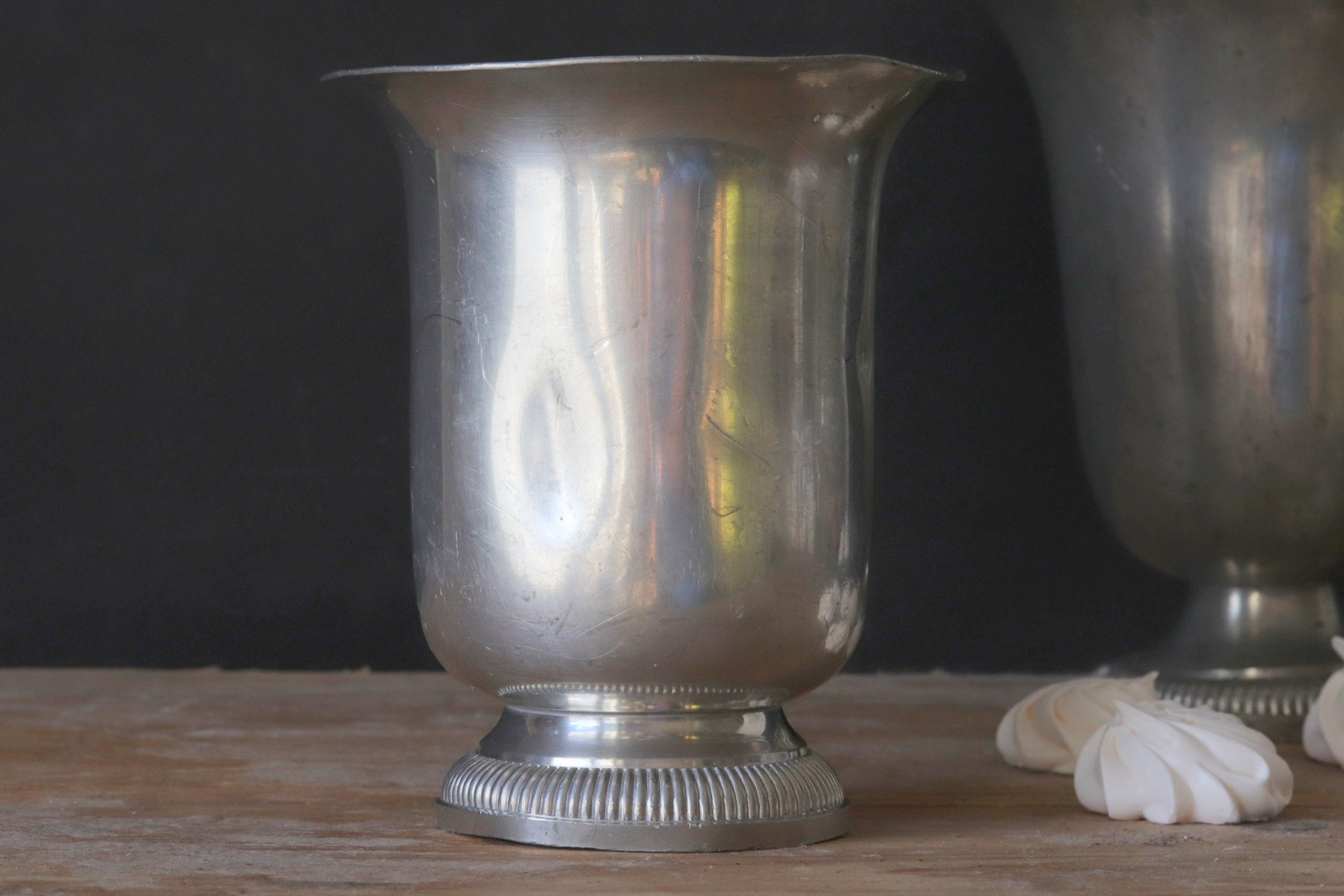 Français Gobelet Pewter Vintage, Tumbler Fuselé, Pied Côtelé, Étain Fin, Vase Bud, Petit Bouquet, Bo