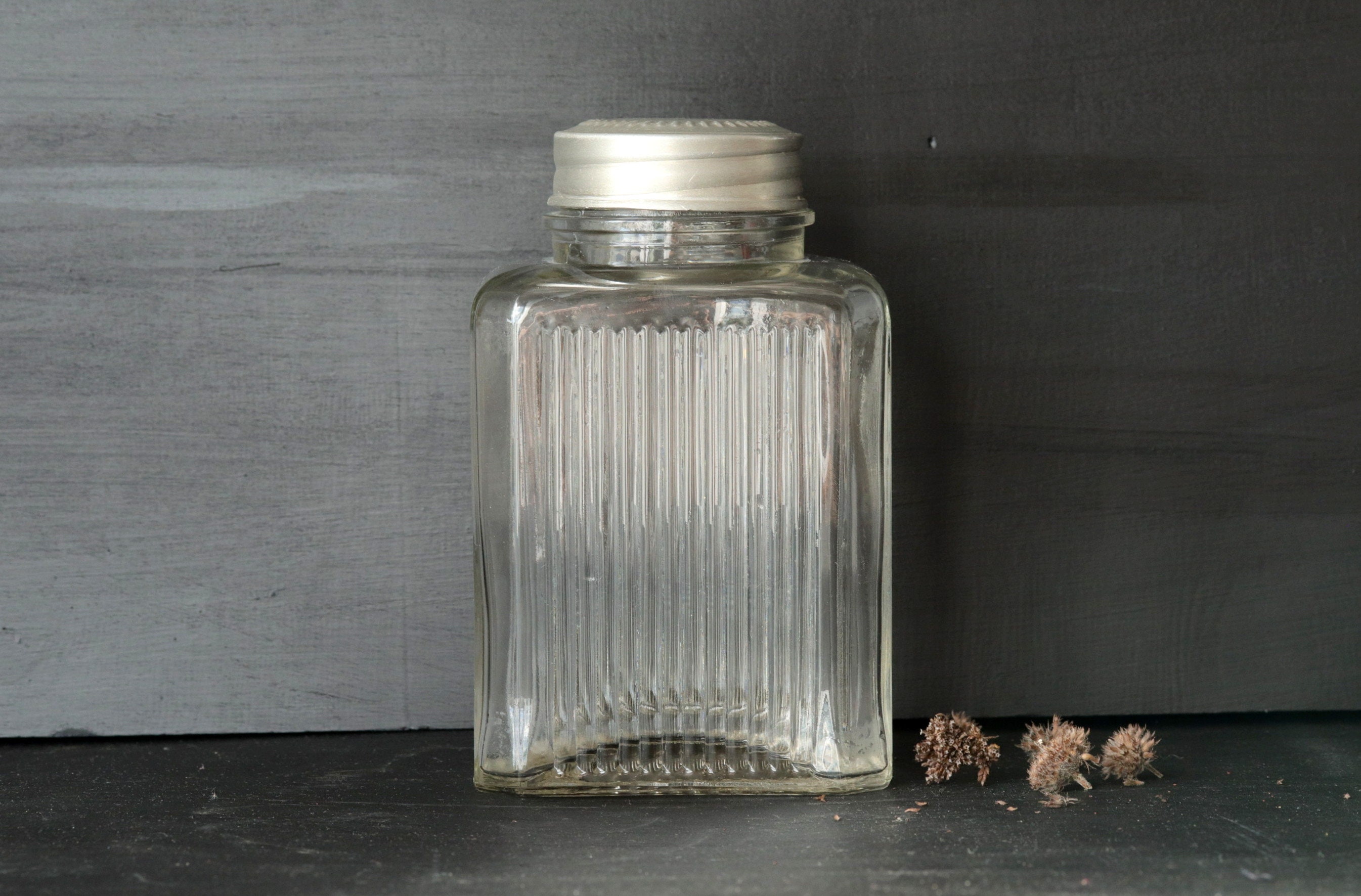 Français Pot en Verre Nervuré Vintage avec Bouchon Aluminium Des Années 1930