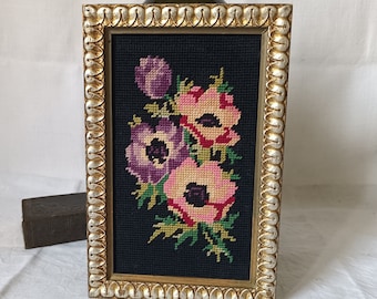 Petite broderie vintage française ANEMONE encadrée, tapisserie de fleurs des années 1960 dans un cadre doré, broderie florale faite main sur toile