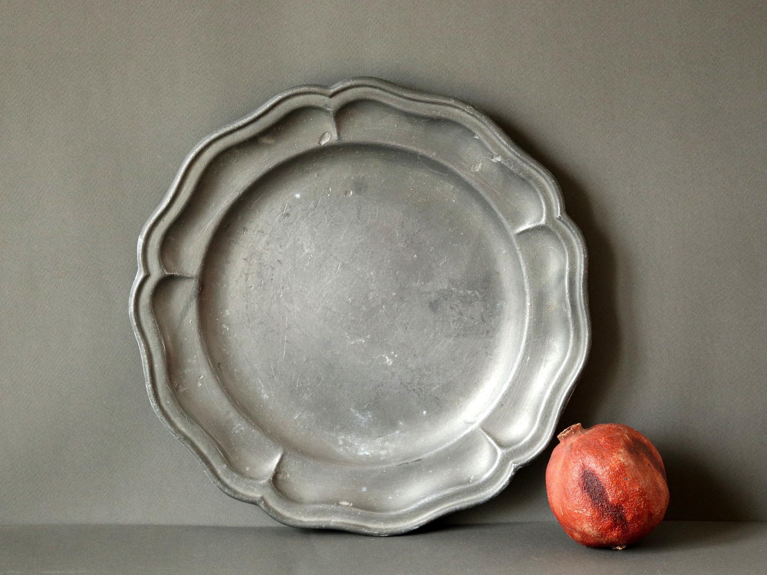 フランスアンティーク　Pewter Plate Antique French Pewter Plate: Scalloped Edge, Rustic Home