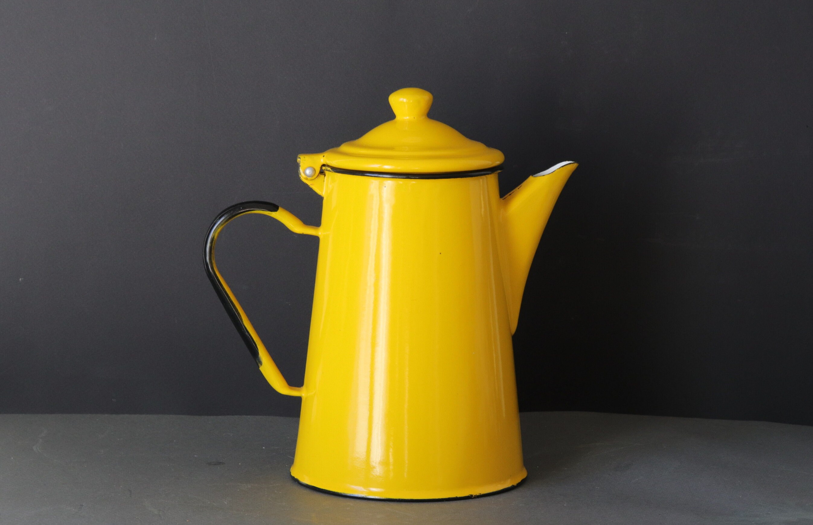 Vintage Enamelware Yellow Coffee Pot, Années 1950 Français Kitchenalia