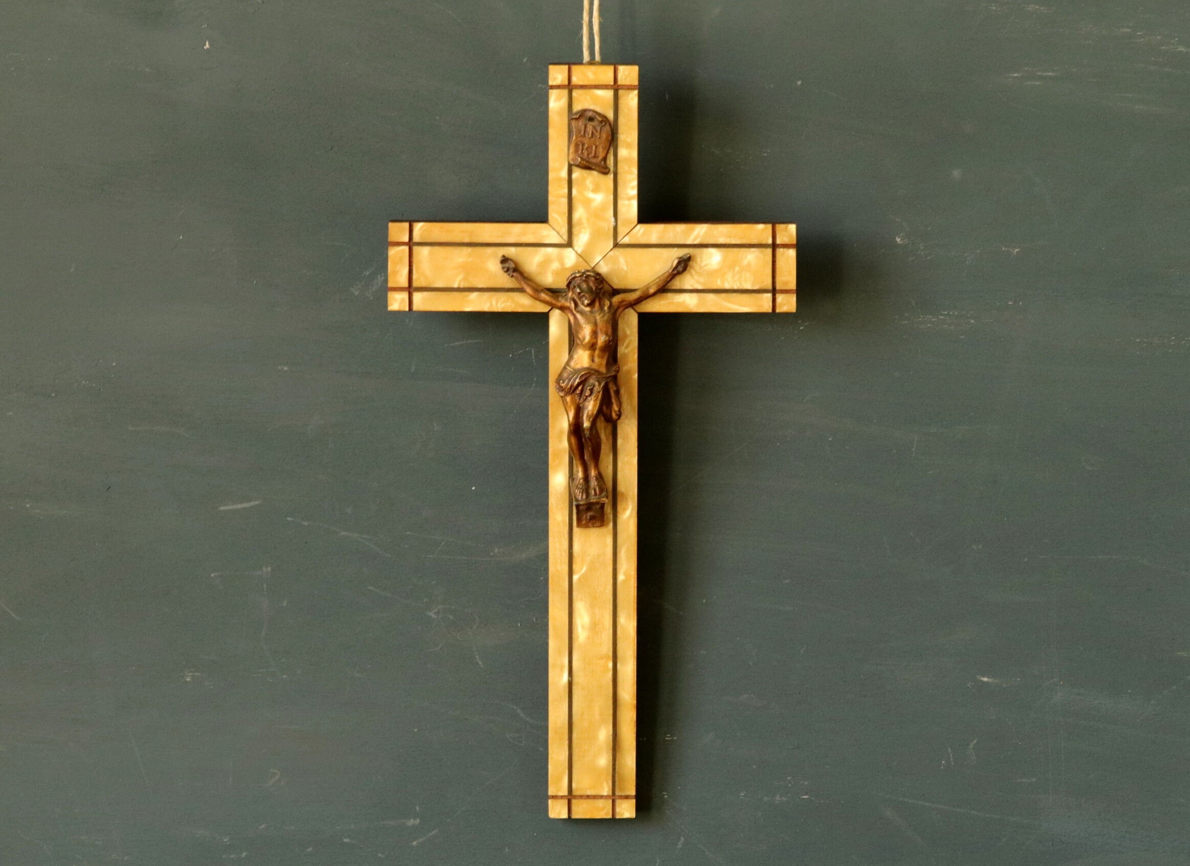 Crucifix Vintage Français avec Décor de Style Nacre, Sculpture Christ en Métal Doré