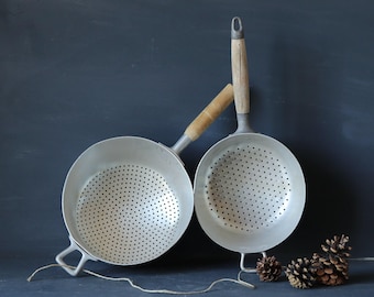 Colini francesi vintage in alluminio con manici in legno, colini rustici in metallo degli anni '30