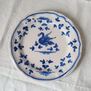 Antiker französischer MOUSTIERS Dessertteller mit blauem Dekor, Vintage weiße Steingut Dessertschale