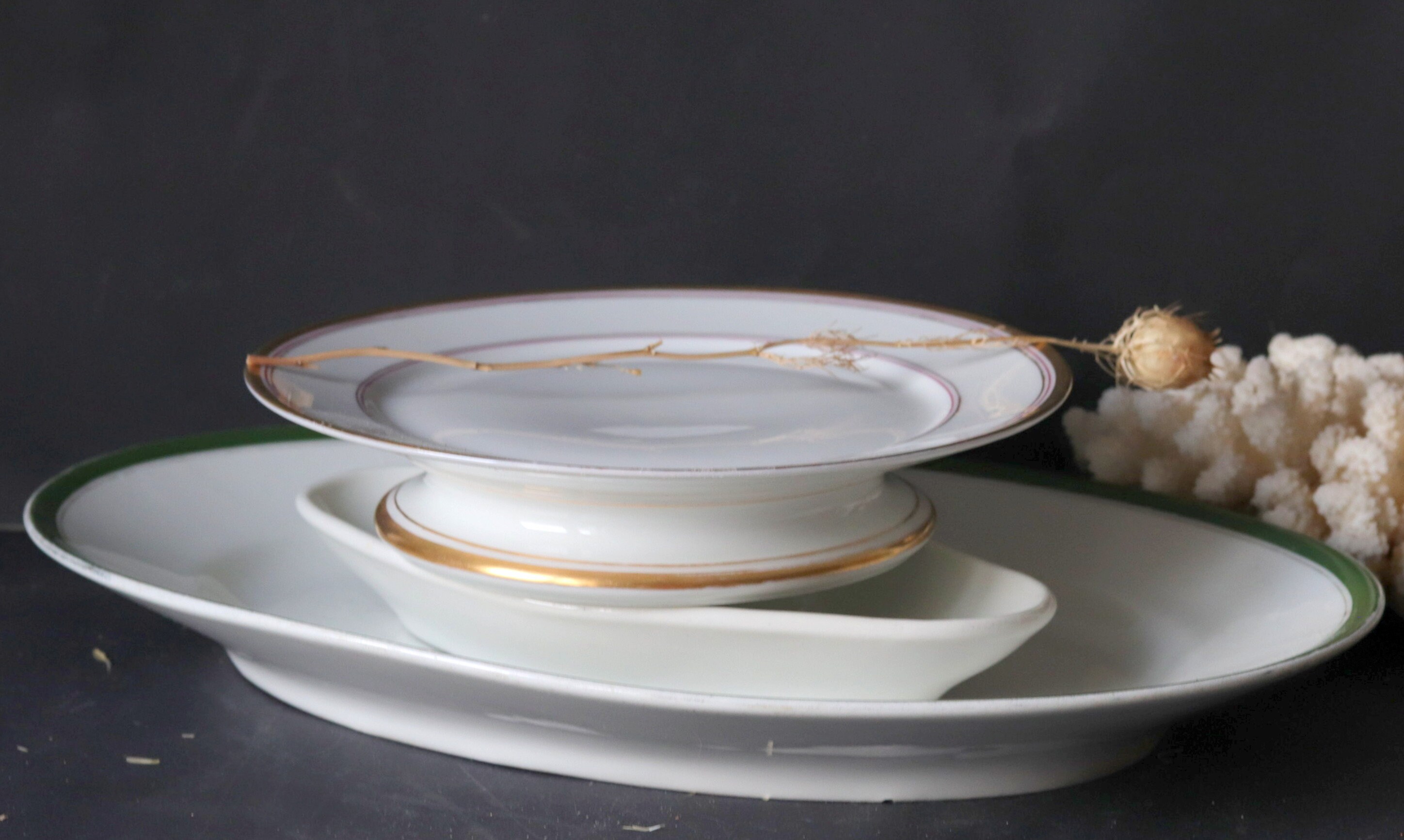 3 Plats Blancs Antiques, Années 1800 Français Ensemble de Service Monogrammés en Faïence, Grand Plat