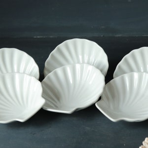 Vintage weiße Keramikschalenplatten, kleine Fischschalen, Aperitif-Servierplatten